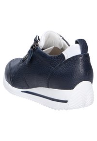 Marineblaue Lederschuhe mit strukturierten Oberflächen, weißen Akzenten und einem seitlichen Reißverschluss. Sie verfügen über eine kontrastierende weiße Laufsohle mit einem gemusterten Profil.