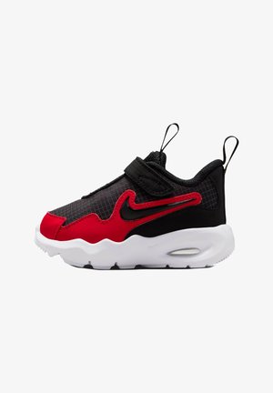 Zapatilla infantil negra y roja con suela blanca, cierre de velcro, lengüetas para facilitar el calzado en la lengüeta y el talón, y el logo Nike Swoosh en el lateral.