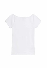 Witte korte mouwen top met een off-shoulder halslijn en een gladde, zachte textuur. Eenvoudig ontwerp, geen patronen of zichtbare hardware.