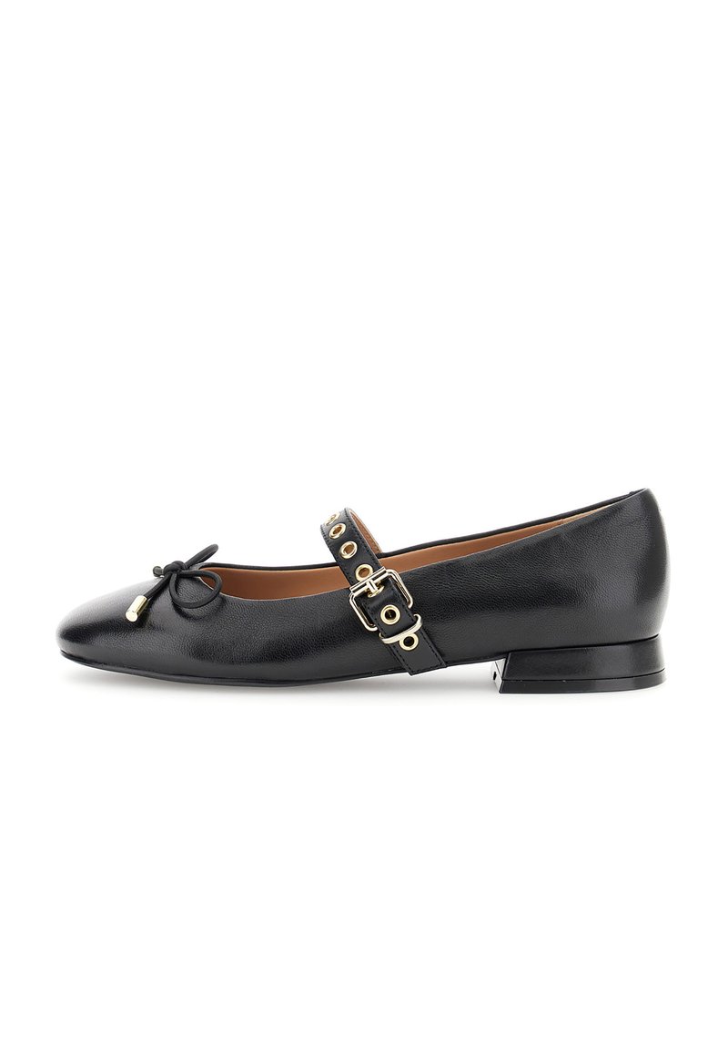 Scarpa piatta in pelle nera con punta arrotondata, piccolo fiocco sul davanti e cinturino regolabile con fibbia e occhielli in tono dorato.