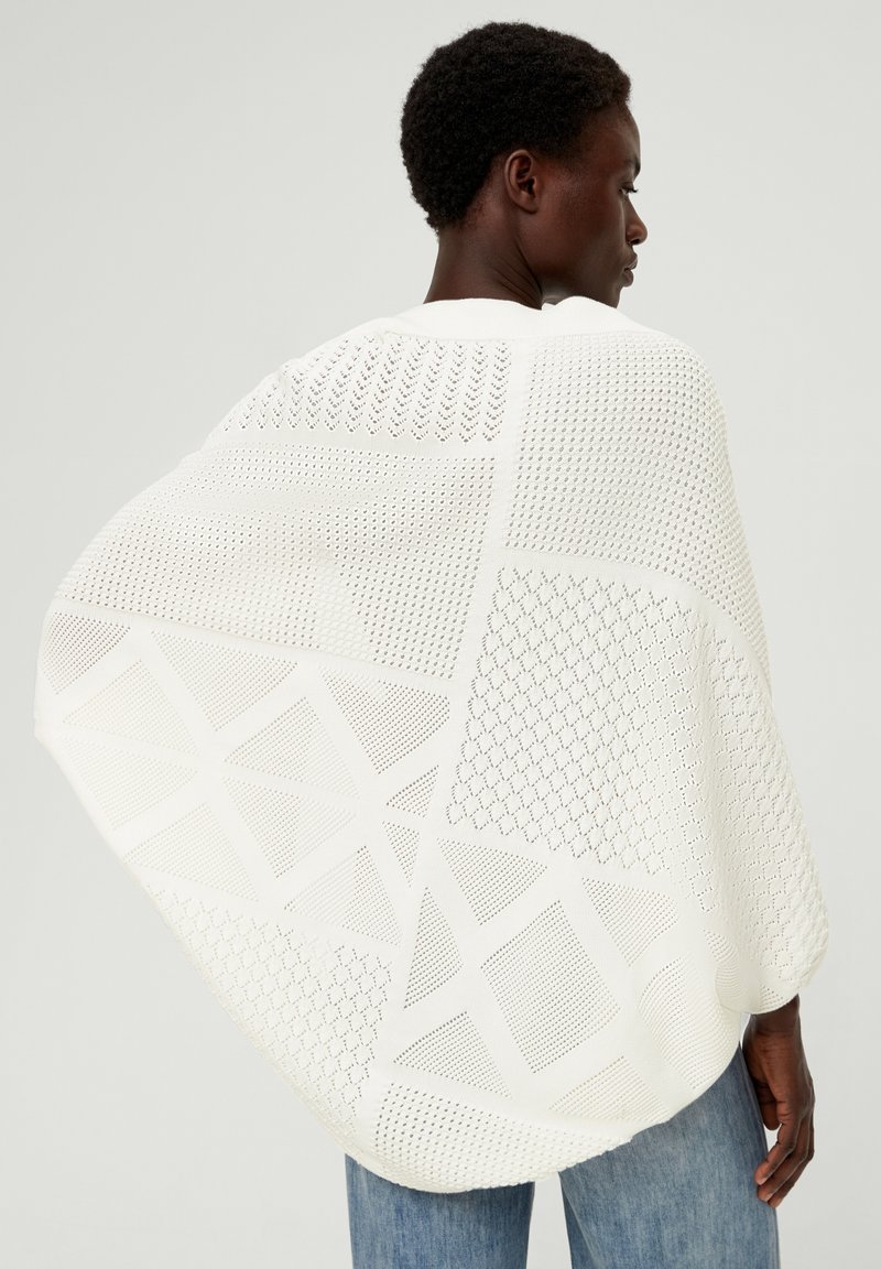 s.Oliver GEBREIDE PONCHO MET PATCHWORK-LOOK - Cardigan - ecru/off-white -  Zalando.de