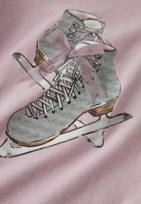 Grijs schaatsillustratie op een zachte roze achtergrond. Kenmerkt een vetersluiting, houten zool en een lichtpaarse strikaccent.