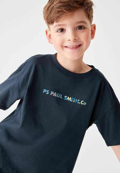 Tume sinine puuvillane T-särk, mille esiküljel on mitmevärviline "PS PAUL SMITH.Co" logo, lühikesed varrukad ja lõdva fit.