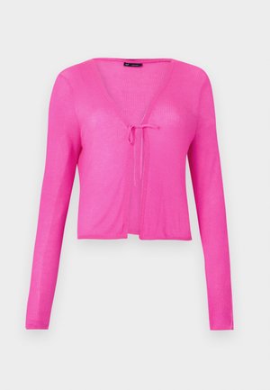 Cardigan a coste, corto, di colore rosa brillante, con maniche lunghe e scollatura a V, caratterizzato da un dettaglio legato sul davanti per la chiusura.