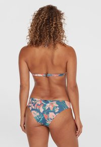 Bikini su daugiaspalviu gėlių raštu ant tamsiai mėlyno fono, su kaklo juosta ir reguliuojama sagtimi nugaroje.