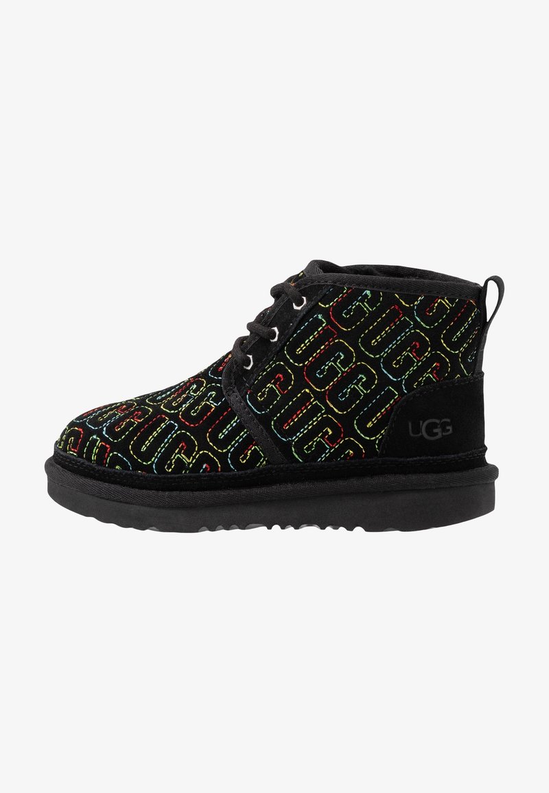 Bottine noire avec des logos UGG colorés brodés partout, lacets noirs, semelle épaisse et patch de talon griffé.