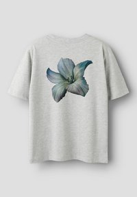 Szary t-shirt z krótkim rękawem z dużą, wielokolorową grafiką kwiatu na plecach, z odcieniami niebieskiego i zielonego.