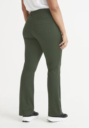 Donkergroene, uitlopende broek met een elastische tailleband, voorzien van twee achterzakken. Het materiaal lijkt glad met minimale zichtbare naden.