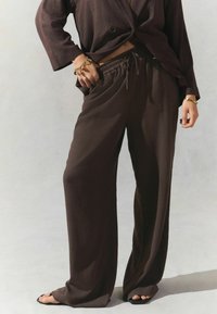 Next CRINKLE TEXTURED WIDE LEG  - Bukser - brown
