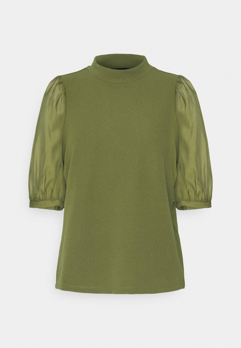 Oliivinvihreä paita korkealla kauluksella, jossa on lyhyet, ilmavat hihat läpikuultavasta kankaasta. Sileäpintainen vartalosuunnittelu, minimalistinen tyyli.