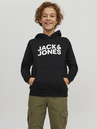 Felpa nera con tasca frontale, caratterizzata da un grande testo bianco "JACK & JONES". Stile con cappuccio regolabile e polsini a costine. Pantaloni cargo oliva.