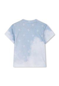 T-shirt bleu clair à manches courtes, présentant un motif de nuages et des accents de logo subtils dans un design répétitif. Matière en coton doux.