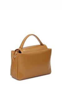 Bela usnjena torbica v svetlo rjavi barvi, z strukturirano obliko, zaobljenim ročajem in zlatimi kovinskimi dodatki. Gladka tekstura z minimalističnim dizajnom.