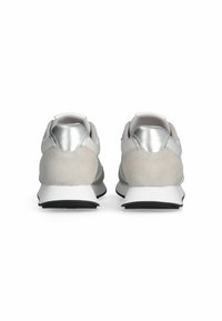 Baskets avec un extérieur en daim gris clair doux, des accents argentés, un col rembourré et une semelle blanche. Vue arrière mettant en avant les détails du talon.