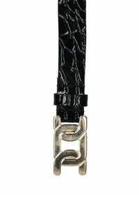 Zwarte, glanzende leren riem met krokodillenpatroon, met een zilveren kettinglink-sluiting. De riem is slank en heeft een gladde textuur.
