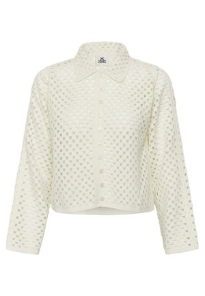 Biela dlhá košeľa s gombíkmi, krátka, s textúrovaným kockovaným vzorom a špicatým golierom na jednofarebnom pozadí.