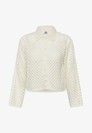 Valge pikkade varrukatega lühendatud nööbitav särk tekstuurse ruudulise mustriga ja terava kraega ühtlasel taustal.