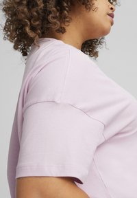 Puma CROPPED LOGO TEE - Apdrukāts T-krekls - grape mist