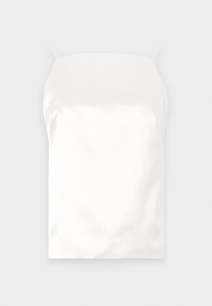 Bijela satenastih top sa tankim naramenicama, glatke teksture, pravokutnog oblika i bez vidljivih uzoraka ili akcenta.