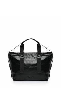 Zwarte tote bag van glanzend leer met stevige zwarte stoffen hengsels, vierkante accenten en een minimalistisch logo aan de voorkant.