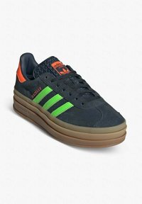 Sneakers Adidas Gazelle da uomo in un blu navy scuro con strisce verde lime, dettagli arancioni, upper in tessuto, suola in gomma e linguetta testurizzata.