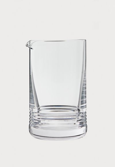Transparente Glaskanne mit einer glatten Oberfläche, einem konischen Design und horizontalen Rillenakzenten am Boden, ausgestattet mit einem Ausguss.