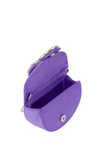 Lila bőr pénztárca lekerekített formával, fényes rhinestone zárral és belső rekeszekkel a rendszerezés érdekében.