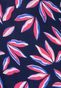 Tessuto blu navy con un motivo floreale che presenta foglie allungate in tonalità di rosa e blu con contorni bianchi, creando un contrasto vivace.