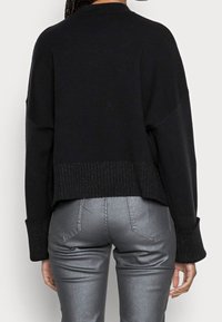 OPUS Stickad tröja - black