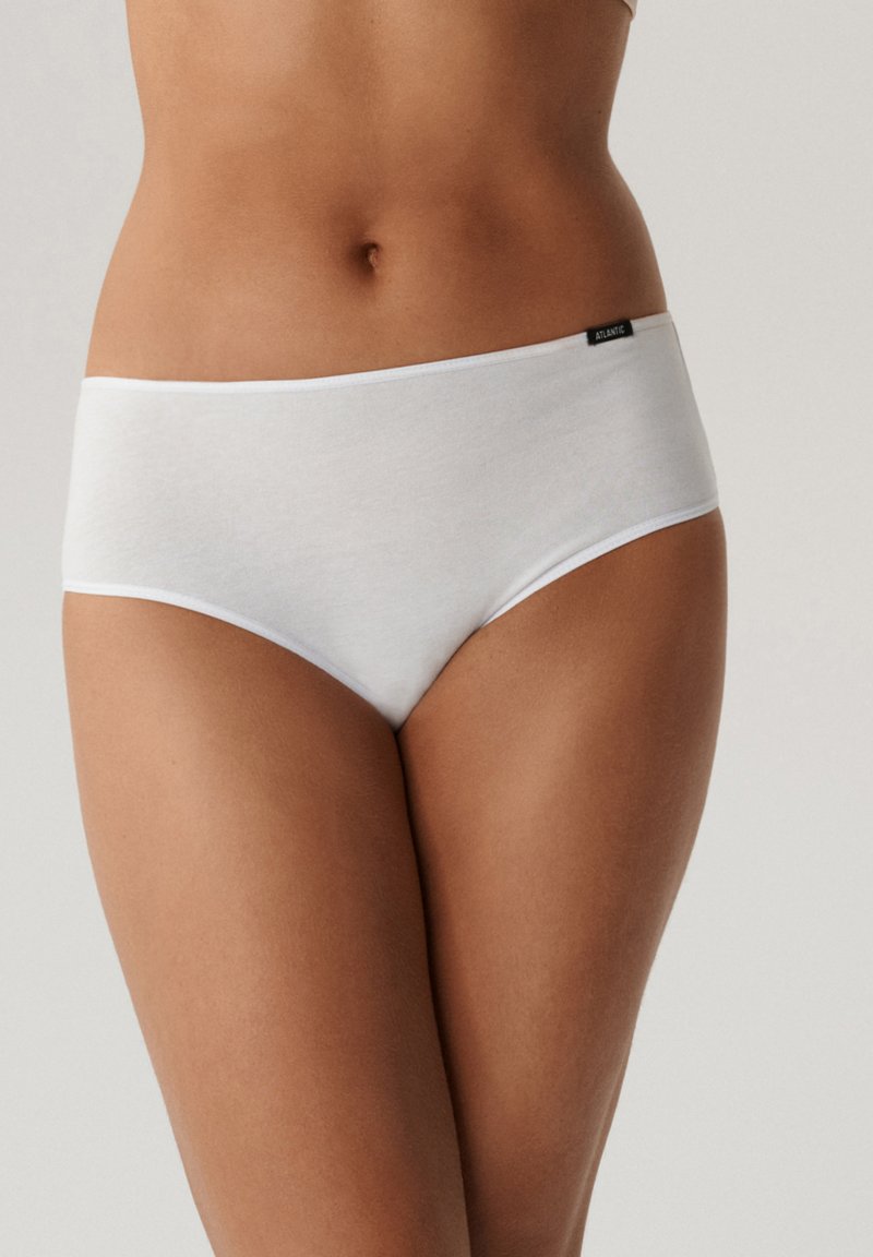 Białe bawełniane majtki typu boyshort o gładkiej strukturze, z bezszwowym pasem i małą metką z logo po boku.