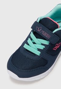Baskets de sport avec une tige navy en maille et matériau synthétique, lacets aqua, logo rose et semelle en caoutchouc blanc.