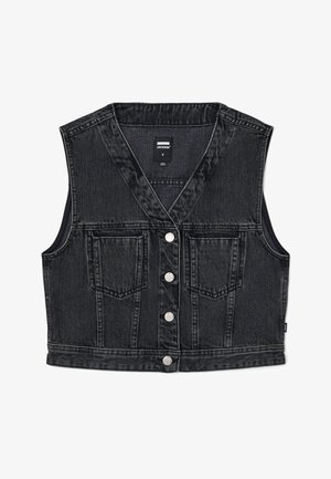 Černá denimová vesta s hlubokým výstřihem do V, pěti stříbrnými předními knoflíky a dvěma kapsami na hrudi. Tkanina má hladkou texturu a mírné vyblednutí.