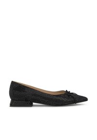 Zapatos planos negros con un patrón tejido texturizado, puntera puntiaguda y un pequeño tacón cuadrado; presentan un lazo decorativo en la parte delantera.