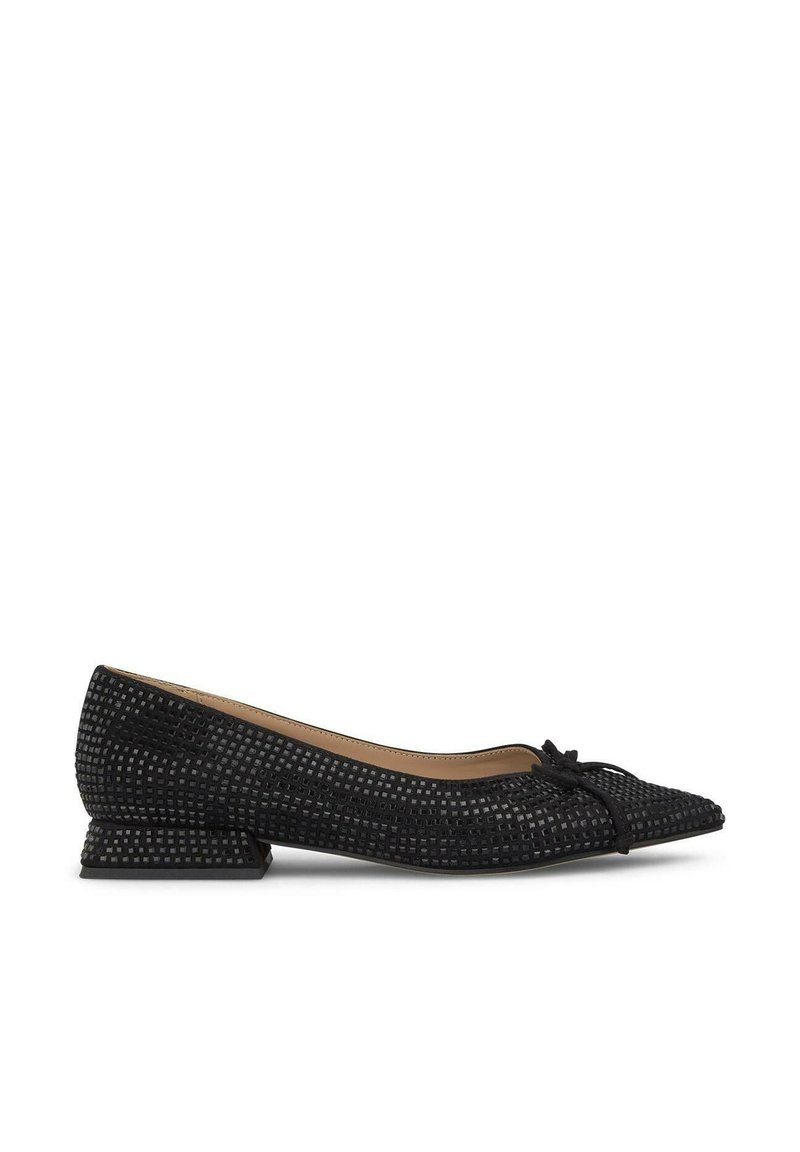 Zapatos planos negros con un patrón tejido texturizado, puntera puntiaguda y un pequeño tacón cuadrado; presentan un lazo decorativo en la parte delantera.