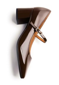 Zapato de tacón alto de charol marrón con correa y hebilla, punta redondeada y suela texturizada; acabado brillante y diseño de tacón cuadrado.