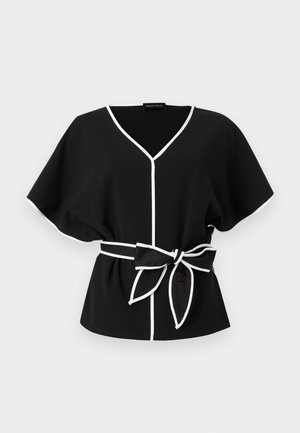 Μαύρο μπλουζάκι με κοντά μανίκια, λευκή επένδυση, V-λαιμόκοψη και ζώνη που ταιριάζει, δεμένη σε φιόγκο στη μέση.