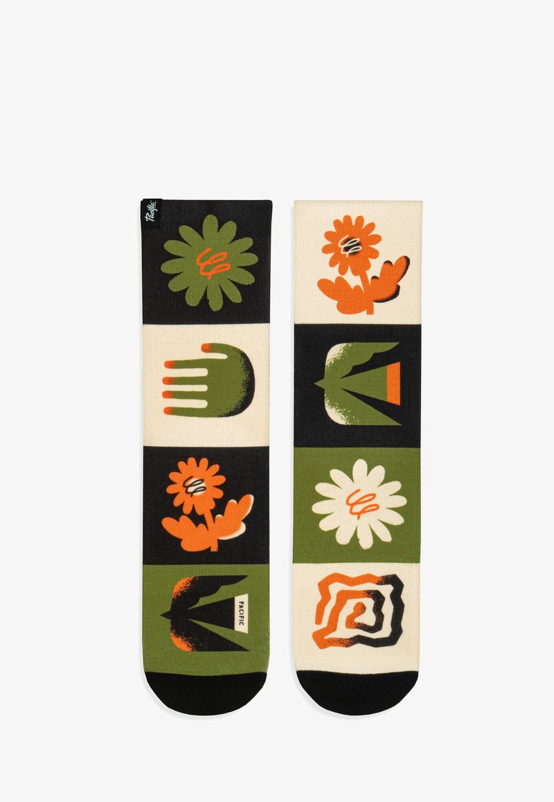 Calcetines de colores variados con diseños de flores y manos en verdes, naranjas y negro, que presentan una textura suave y punteras redondeadas.