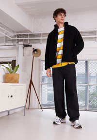 Urban Classics Jeans Relaxed Fit - black acid washed