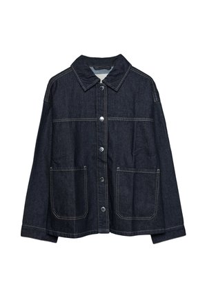 Veste en denim bleu foncé avec un col pointu, des boutons-pression, deux grandes poches avant et des coutures contrastantes. Coupe décontractée, manches longues.