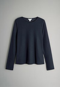 Tamsiai mėlynas ilgomis rankovėmis marškinėlis su apvalia auskaru, su paprastu dizainu, išdėstytas plokščiai prieš šviesiai pilką foną.