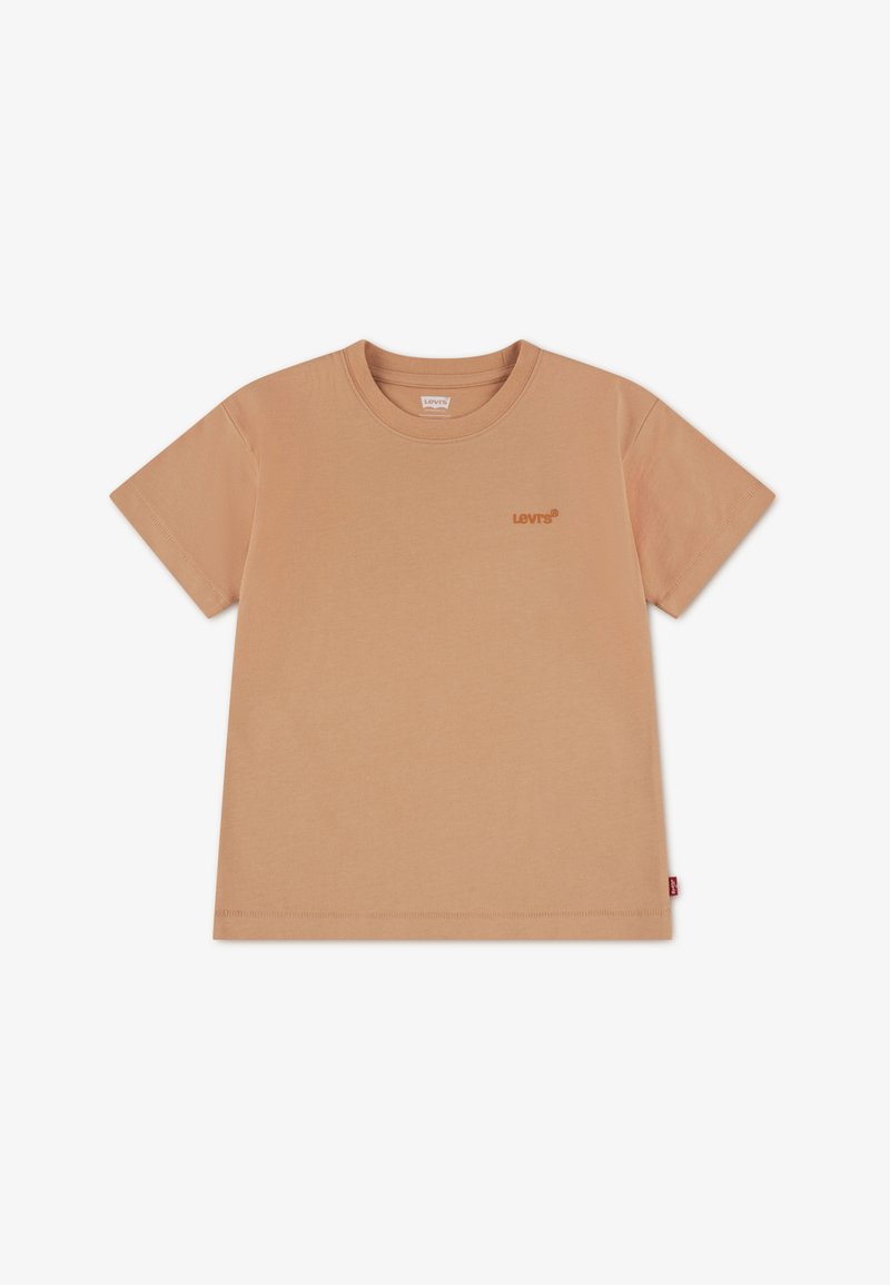 Μπεζ βαμβακερό T-shirt με στρογγυλή λαιμόκοψη και κοντά μανίκια. Διαθέτει μικρό καφέ λογότυπο Levi's στο στήθος και κόκκινη ταμπέλα στη ραφή της πλευράς.