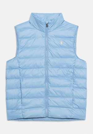 Ανοιχτό μπλε καπιτονέ αμάνικο γιλέκο με γιακά και μπροστινό φερμουάρ, με μικρό κεντημένο λογότυπο στο αριστερό στήθος.