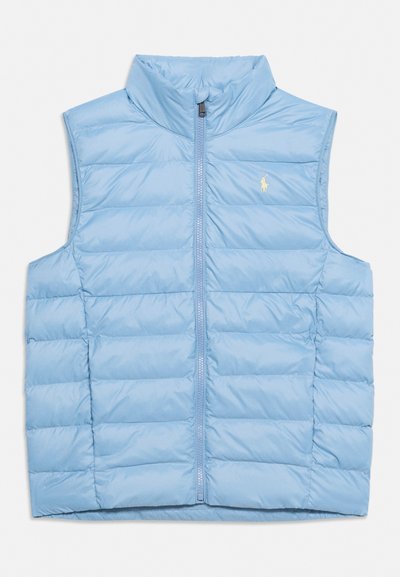 Ανοιχτό μπλε καπιτονέ αμάνικο γιλέκο με γιακά και μπροστινό φερμουάρ, με μικρό κεντημένο λογότυπο στο αριστερό στήθος.