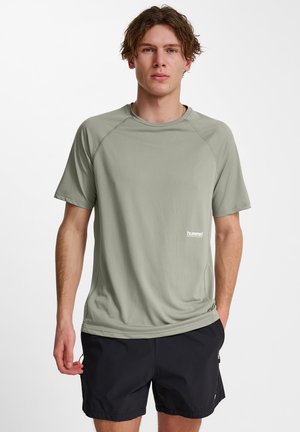 Korte mouw, lichtgroen sportshirt met ronde hals, gemaakt van gladde stof, met een klein wit logo aan de onderkant aan de linkerzijde.