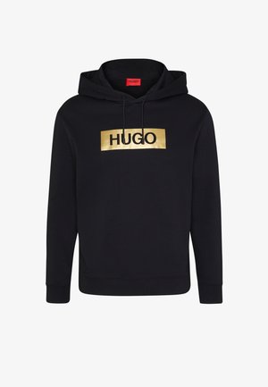 Zwarte hoodie met een gouden rechthoekig logo met de tekst "HUGO" gecentreerd op de borst, uitgerust met een trekkoordcapuchon en lange mouwen.