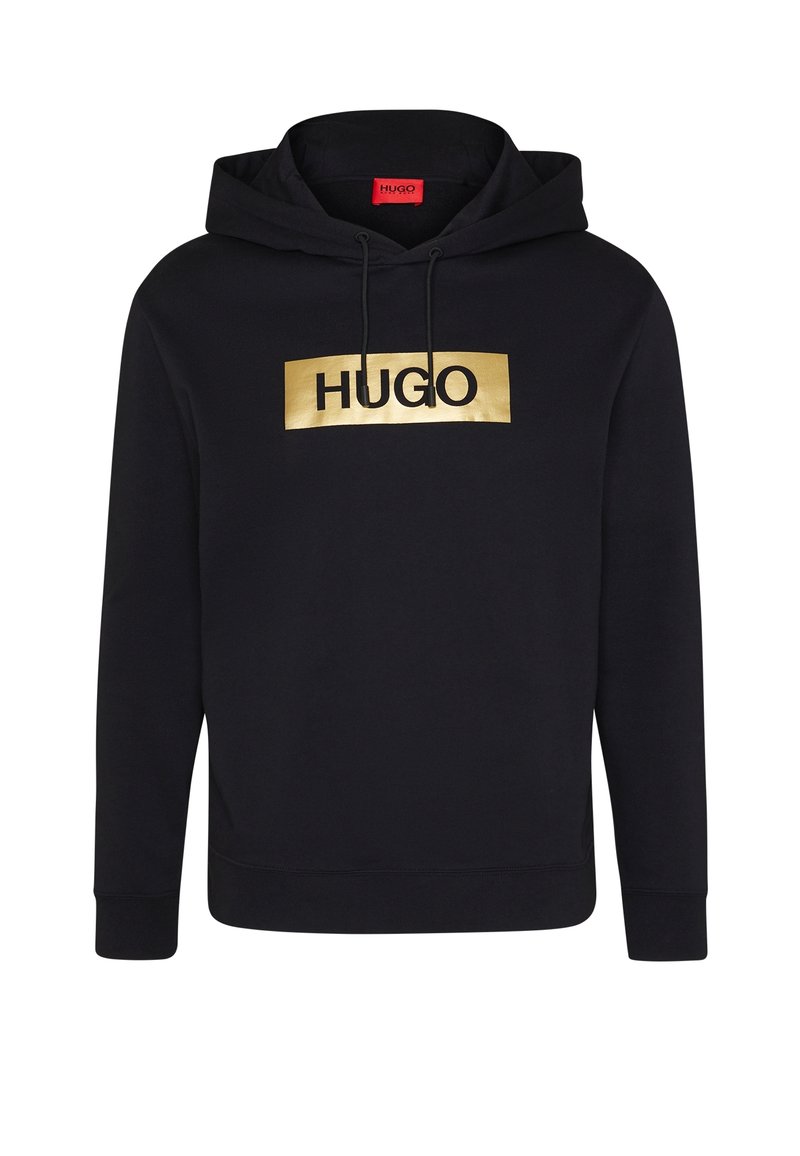 Felpa nera con cappuccio e logo rettangolare dorato che riporta la scritta "HUGO" centrata sul petto, dotata di cappuccio con lacci e maniche lunghe.