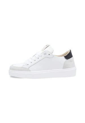 Sneaker bassa bianca con lacci bianchi, dettagli grigio chiaro sulla punta e sul tallone, e una toppa nera sul retro del tallone, mostrata di profilo.
