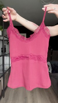 Fuchsia cami-topp med blonder og ribbet tekstur. Har tynne justerbare stropper og en utvidet søm.