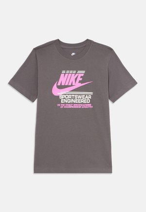 Camiseta Nike de color gris oscuro con el swoosh rosa y el texto "NIKE Sportswear diseñado según las especificaciones exactas de los atletas campeones" en el centro del frente.