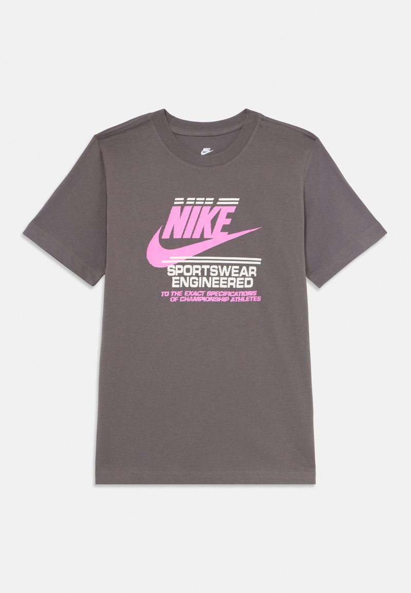 T-shirt Nike di colore grigio scuro con swoosh rosa e testo "NIKE Sportswear progettato secondo le esatte specifiche degli atleti campioni" al centro anteriore.